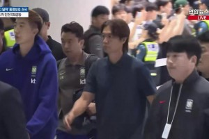 落地即挨骂！洪明甫抵达韩国机场！球迷聚集齐声怒斥其滚蛋！