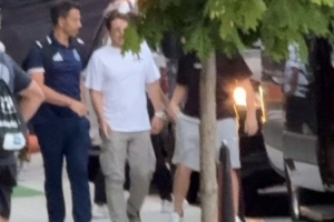 即将加入利物浦阵营！穆尼奥斯手持手机入住酒店，神态自若沉着