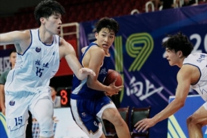 争议判罚引发波澜？香港金牛U19青年赛险胜晋级，强敌再临引关注