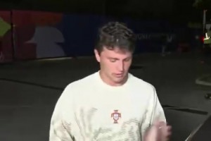 好人啊！内维斯送给记者一块披萨