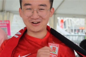 我们携手成为第12人，共同为亚泰加油祝福！高考学子步入奥体场助威