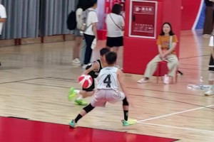 小学生篮球赛现场，一名小球员控球丝滑、突破果断，未来可期！