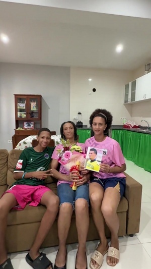 佛得角华人分享视频：协助沃齐尼亚母亲办理赴美手续，昨日送至机场告别