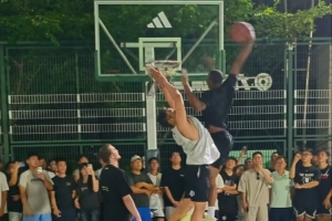 NBA扣篮王之威！迪亚洛在徐家汇野球场展现实力战斧隔扣