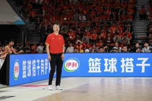 媒体人：男篮陷入绝境激发能量，最大转变是不再死守低位节奏战