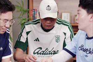 范志毅吃播体验！管泽元带着北京“懒龙”在线投喂，范导表情亮了