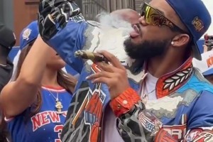 11年生涯终圆梦！唐斯在游行大巴上是真嗨皮啊