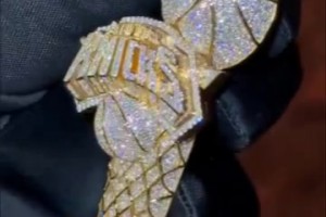 壕！尼克斯球员获赠定制镶钻冠军项链，队标和奖杯完美结合！