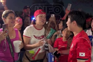 墨西哥女球迷用香吻安慰输球后的韩国男球迷