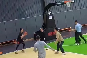 好家伙，这哥们进攻招式如此之多，简直是野球场进攻万花筒