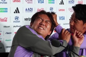 淘汰啦！AI孙兴慜赛后怒锤韩国主帅，给孙兴慜气的狂抓对方头发