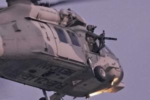 突尼斯对阵日本赛前，墨西哥空军直升机于体育场上方盘旋，并有持枪士兵在场。