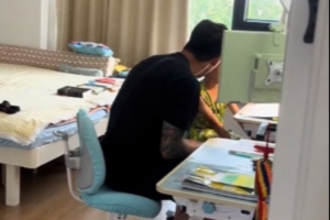 妻子分享张琳芃辅导孩子做作业：无论谁都无法避开辅导作业这一难关