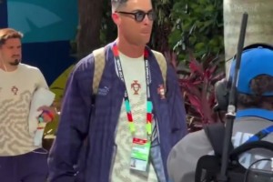 C罗抵达硬石体育场！戴着墨镜背着书包，对着镜头竖起大拇指