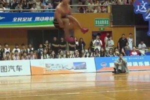 男生起跳扣篮一气呵成，全场都沸腾了！！高手在民间！