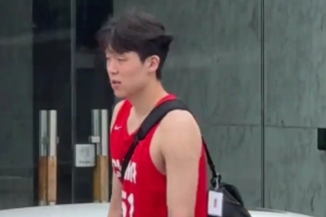 网友拍摄中国男篮球员训练场景，杨瀚森发型飘逸