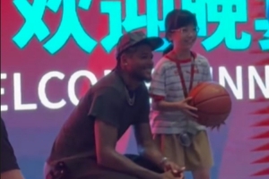 战报：太阳杰伦·格林晚宴互动，签名合影
