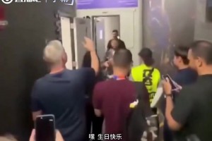 萨拉赫和施魏因施泰格吐槽：真的超级热！没喝水暂停直接热成干