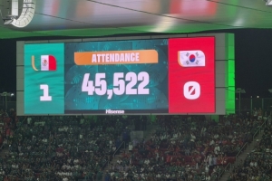 目睹主队提前晋级，45522球迷齐聚现场见证墨西哥1-0击败韩国