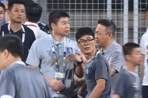 记者：于根伟因补时不足争论被出示红牌，球员感到无奈甚至愤怒