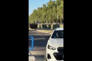 维尼修斯抵达皇马体育城