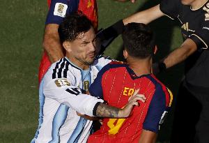 记者讨论FIFA调查阿根廷：5名球员涉案 加之歧视口号和违规横幅