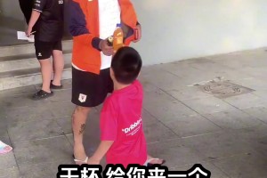 小球迷送给偶像芬达！王大雷：我不能喝那个，我喝这个，这赞助商