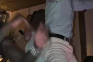 JR在骑士夺冠10年聚会上骚气舞动，身后还两位性感女郎