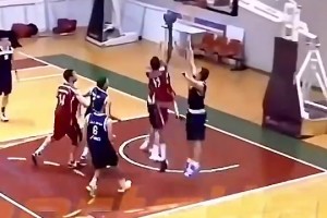 练得有多刻苦？进入NBA以前”瘦弱”的字母哥是什么样的？