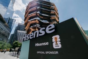 海信、FIFA与阿迪达斯携手在纽约举办快闪活动，点燃世界杯RGB足球狂潮