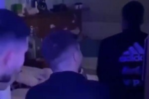 惊喜？名场面：疫情期间，阿根廷队友在梅西睡觉时闯入为他庆生！