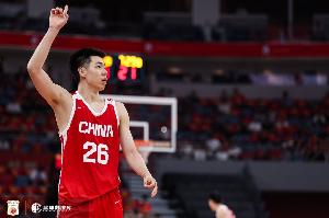 朱俊龙三分球4投3中，斩获9分5篮板1抢断，表现卓越