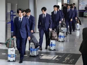 日本媒体：约700名日本球迷迎接，球迷齐声呼喊“大家辛苦”“感谢奉献”
