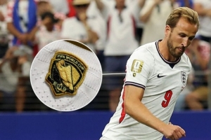 2018世界杯金靴得主凯恩身着FIFA官方定制臂章