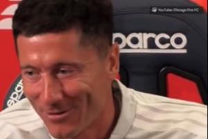 逗乐记者！莱万戏言：真不明白为何称其为soccer，毕竟是用脚踢的