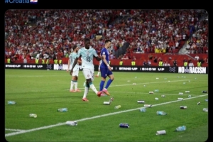 FIFA将审查克罗地亚球迷投掷瓶子事件，或对克罗地亚足协实施处罚