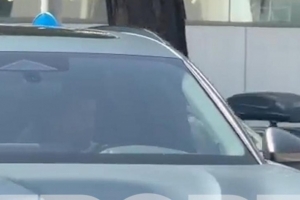 每体：阿德耶米从巴萨体育城出发，前往酒店更换正装，随后至办公室完成签约