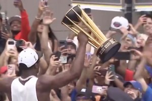 湖人旧将！杰米森也参加了尼克斯的冠军游行，手持NBA杯冠军杯