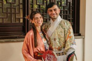 穿越古代画风！佩德里在INS晒照，与女友同穿汉服