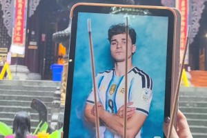 这届世界杯状态低迷！国内阿根廷球迷在寺庙给小蜘蛛烧香保佑