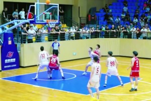 奇葩！贵州铜仁BA乌龙！12号连续抢板送进己方篮筐