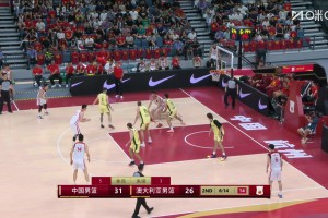 技术流锋线~王俊杰低位背打，转身抹进禁区上篮打进！