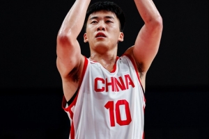 王俊杰仍是高效的大前锋 有机会便发起进攻 抗击力出色