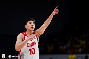 王俊杰半场表现强势，3投1中贡献3分1板1助，正负值高达+8