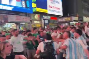 时代广场上阿根廷球迷和墨西哥球迷爆发冲突