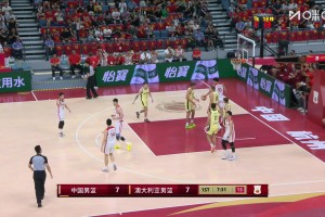 这球硬啊！胡金秋顶着对手犯规打进高难度抛投2+1