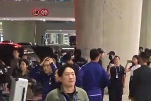 韩国队在机场被球迷怒骂：**种洪明甫年薪退还！