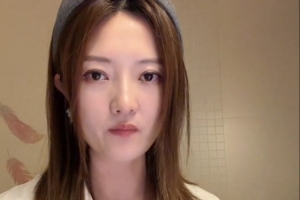 离谱：球馆人员女生投篮时设障致其脚踝韧带撕裂