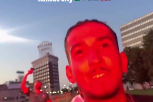 烟火冲天！这是阿尔及利亚球迷在对阵阿根廷的赛前场景，有点夸张