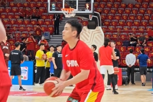 紧急呼唤外线火力！中国男篮赛前热身，赵继伟三分球10投9中